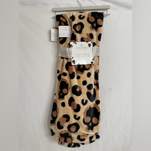 StyleHouse Cheetah Leopard Skull Plush Throw - Picture 1 of 5
